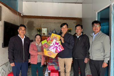 THĂM VÀ TRAO QUÀ TẾT CHO CÁC HỘ DÂN KHÓ KHĂN TẠI XÃ ĐỨC AN