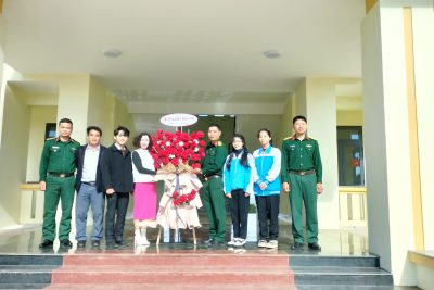 Lãnh đạo nhà trường thăm, chúc mừng BCH cơ quan quân sự Huyện nhân ngày thành lập Quân đội Nhân dân Việt Nam 22-12