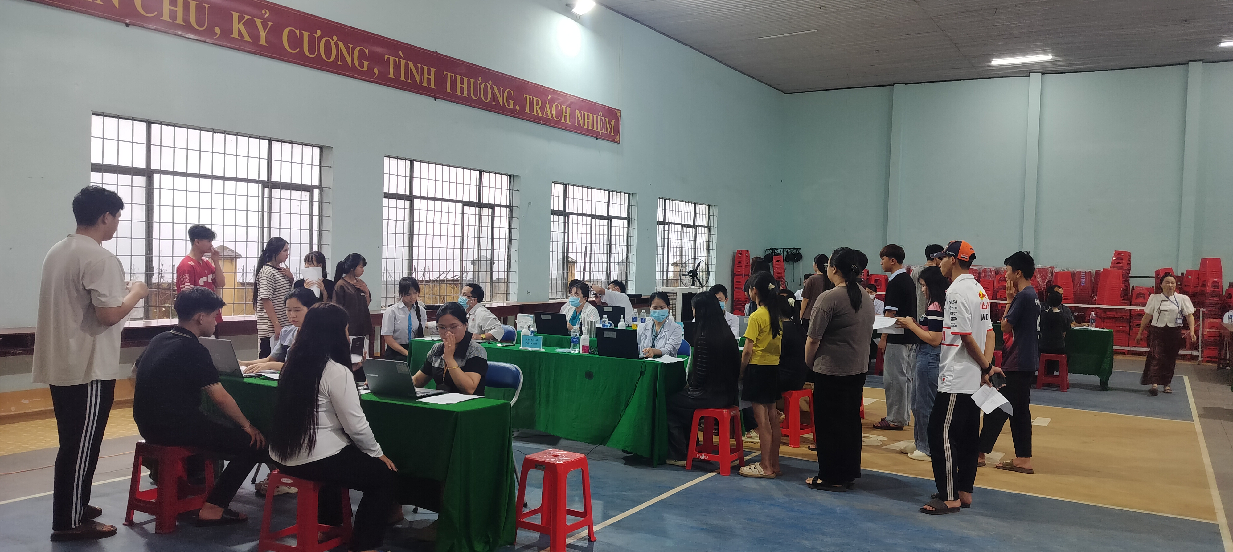 TRUNG TÂM Y TẾ KHU VỰC ĐẮK SONG TRIỂN KHAI KHÁM SỨC KHỎE HỌC SINH TRƯỜNG THPT ĐẮK SONG NĂM 2026
