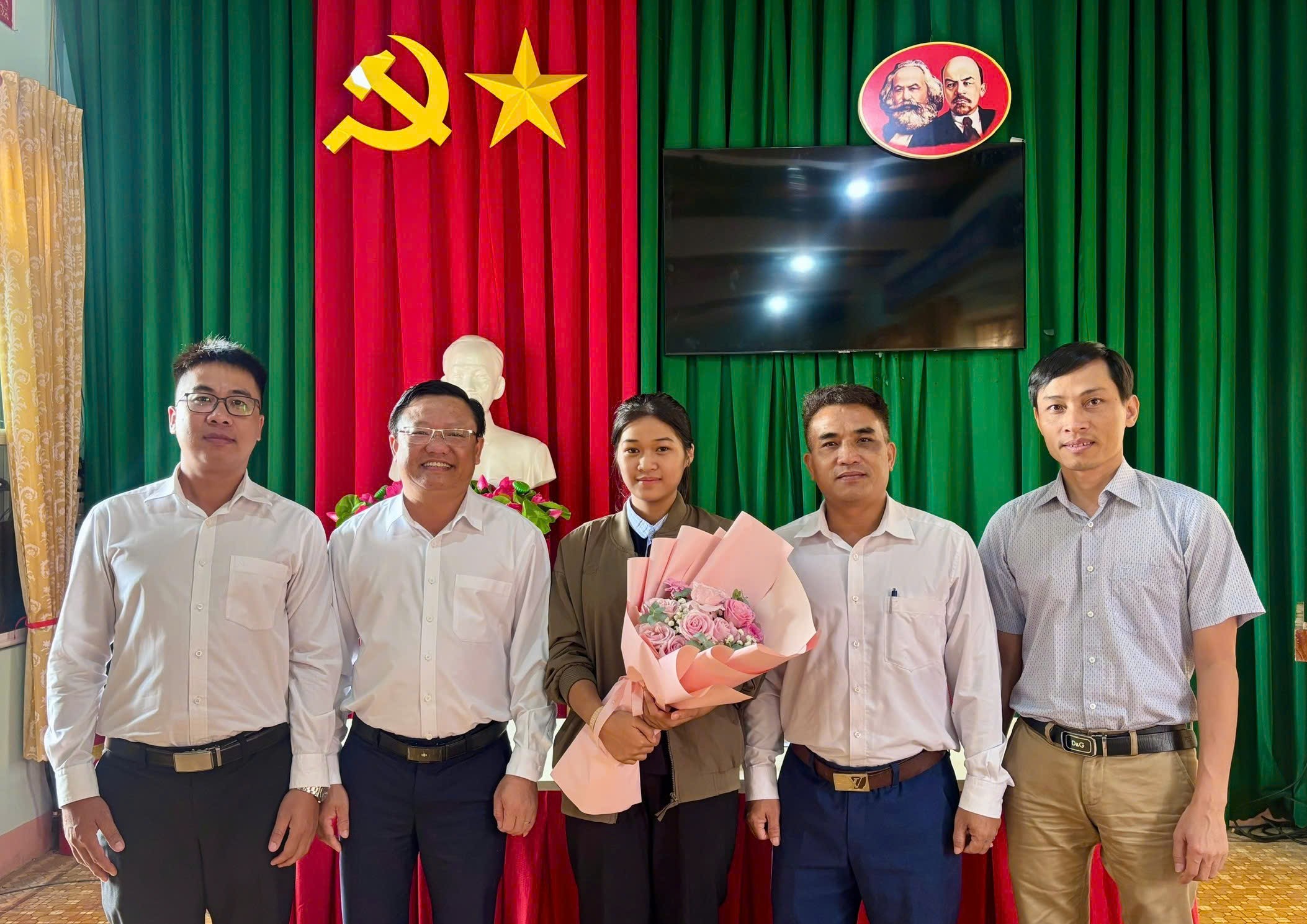Chi bộ trường THPT Đắk Song chia tay đảng viên chuyển sinh hoạt