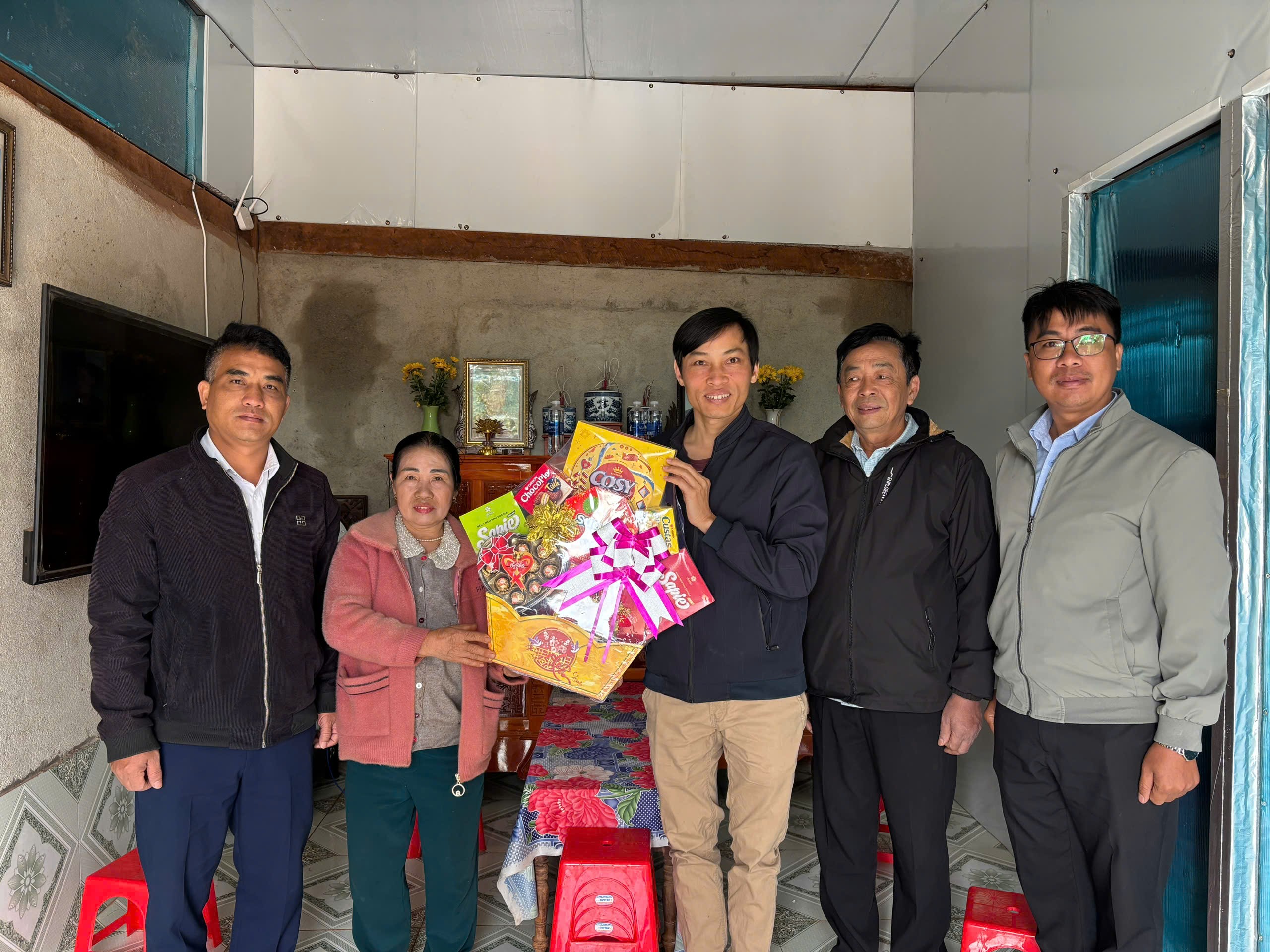 THĂM VÀ TRAO QUÀ TẾT CHO CÁC HỘ DÂN KHÓ KHĂN TẠI XÃ ĐỨC AN