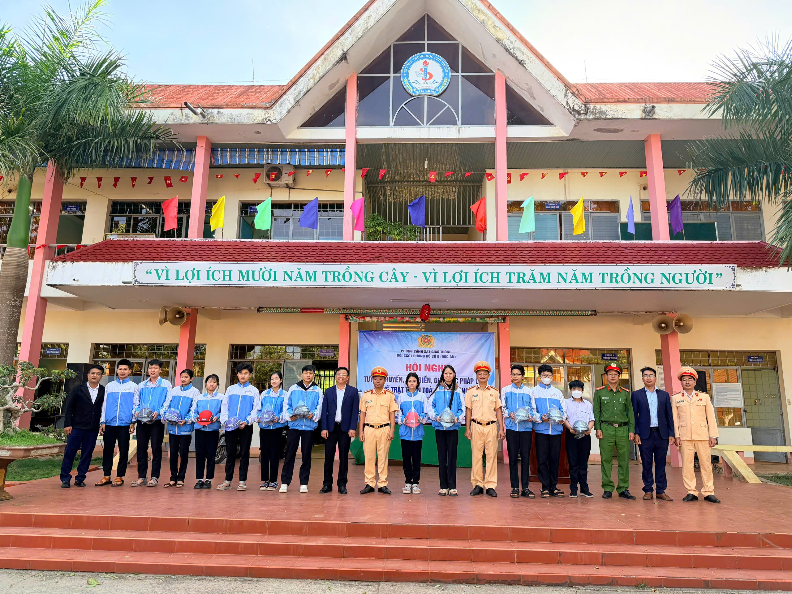 Trường THPT Đắk Song tổ chức tuyên truyền an toàn giao thông cho học sinh