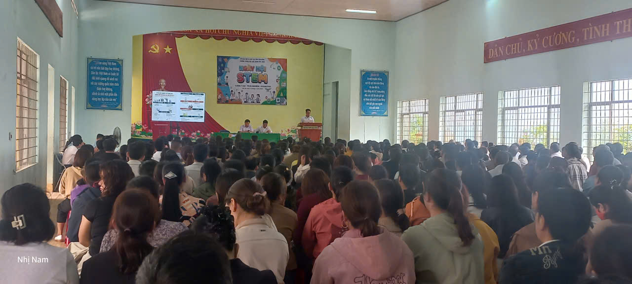 TRƯỜNG THPT ĐẮK SONG TỔ CHỨC HỌP TOÀN THỂ PHỤ HUYNH HỌC SINH LỚP 12 VỚI CHỦ ĐỀ: TĂNG CƯỜNG PHỐI HỢP, SẴN SÀNG CHO KỲ THI TỐT NGHIỆP THPT 2026